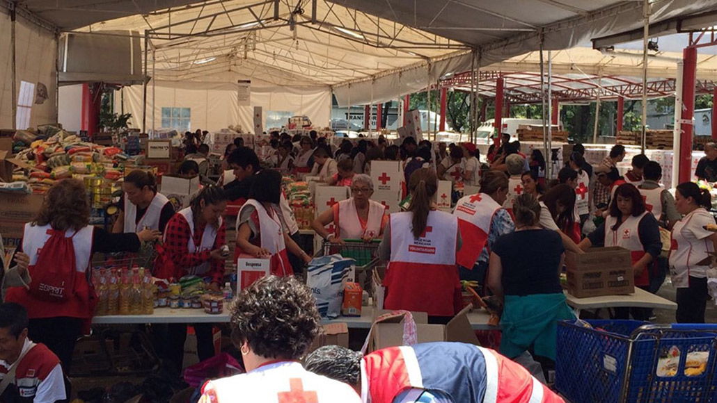 CorporatEexxoil Mexico works with the Red Cross to assist earthquake victims
